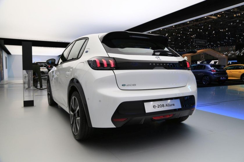 Peugeot электромобиль e-208