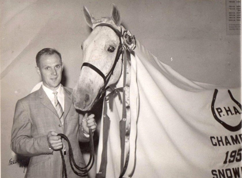 Сноумен лошадь