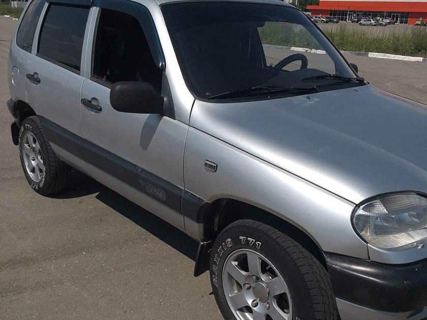 Шевроле Нива серебристая