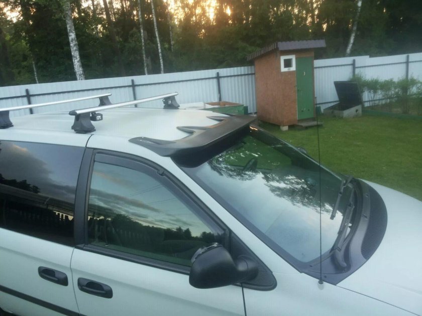 Козырек на лобовое Крайслер Вояджер 2