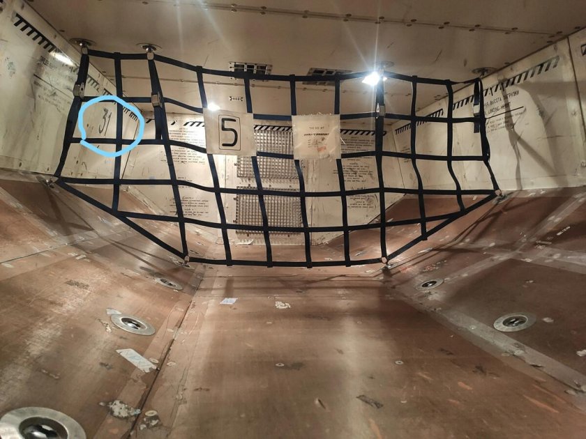 SSJ 100 багажное отделение