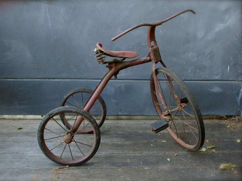Старинный трехколесный велосипед