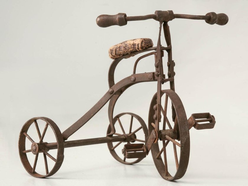 Старинный трехколесный велосипед