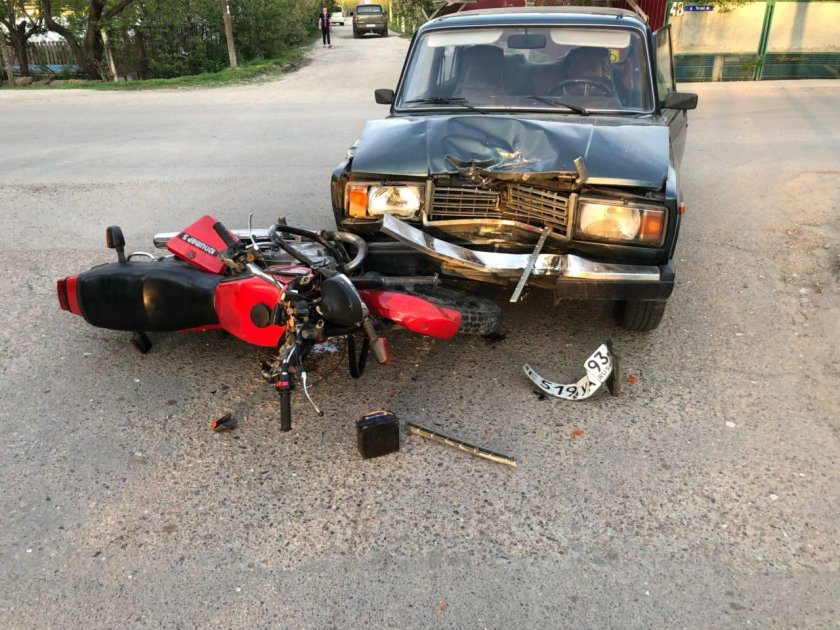 Разбитый мотоцикл ИЖ Планета 5