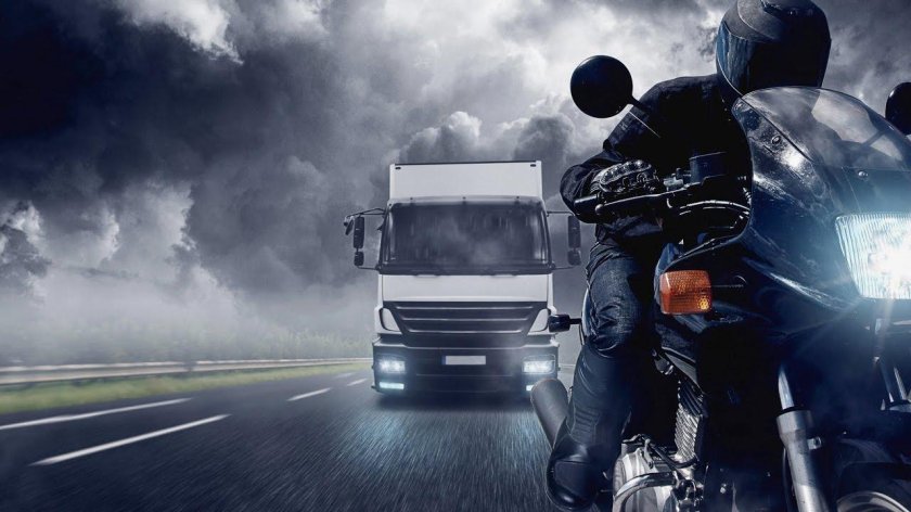 Мотоциклист на дороге