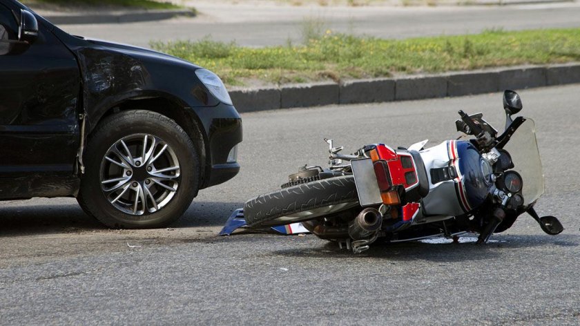 Разбитый мотоцикл на дороге