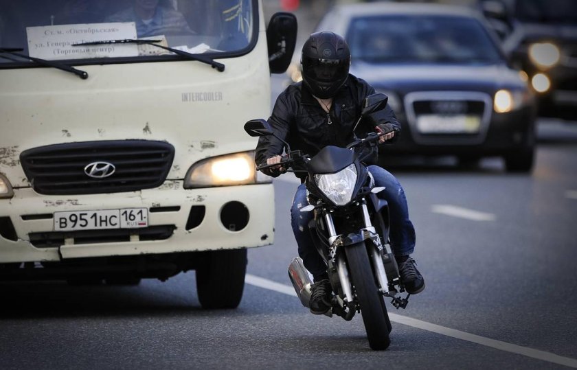 Мотоцикл на дороге