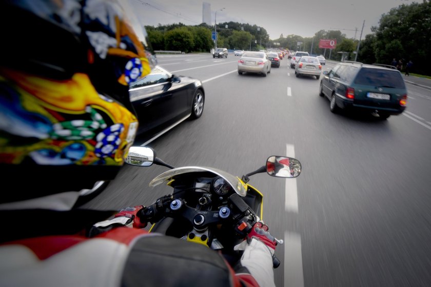 Мотоциклист на дороге