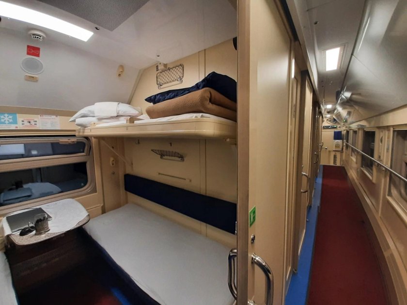 Верхняя полка на втором этаже двухэтажного поезда