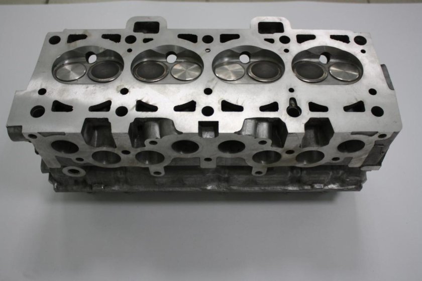 Головка блока цилиндров двигателя