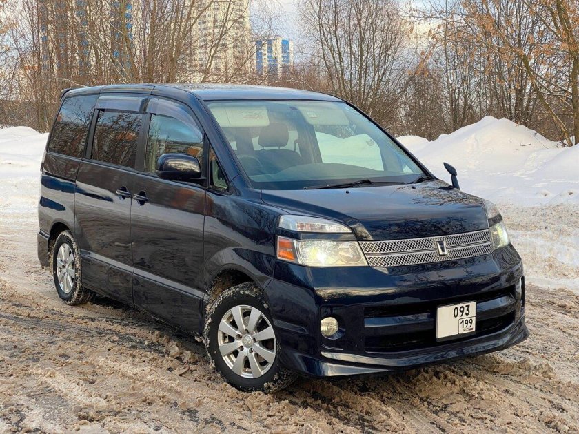 Тойота вокси 2005