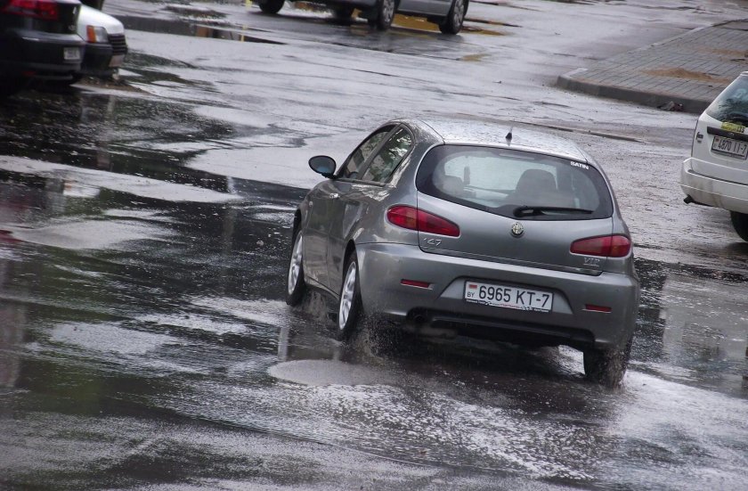 Мокрый асфальт машина