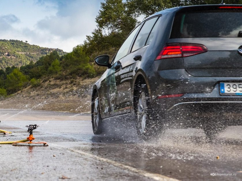 Машина на мокрой дороге