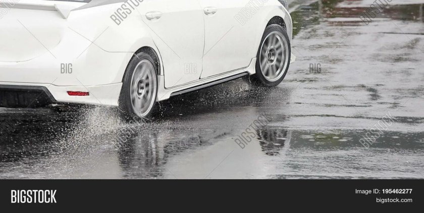 Занос на мокрой дороге