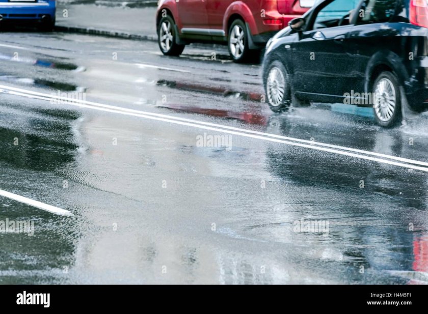 Машина на мокрой дороге