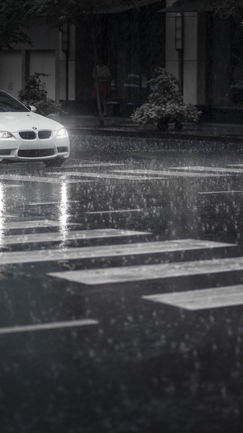 Машина под дождем