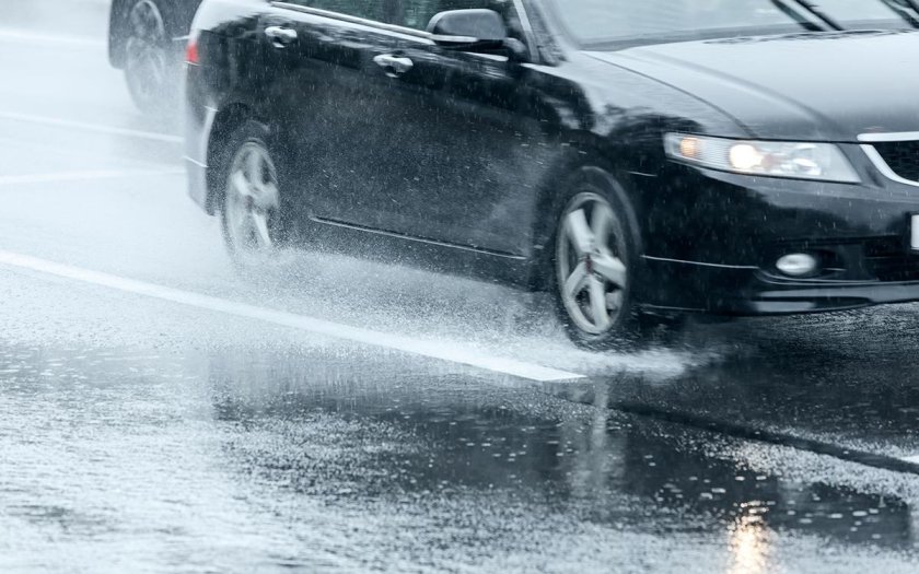 Тест света на мокрой дороге