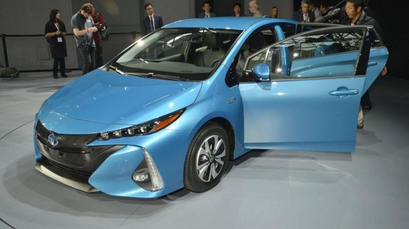 Тойота Приус гибрид 2022