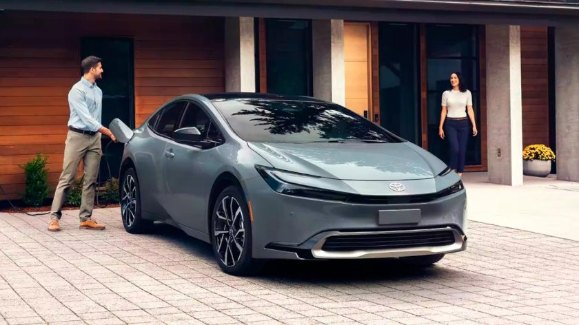 Тойота Приус гибрид 2023