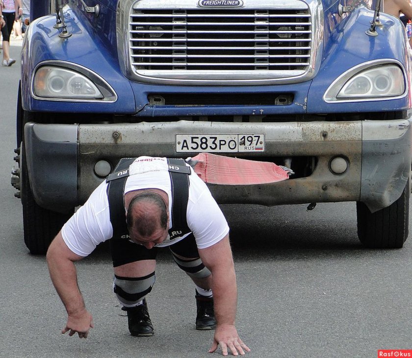 Силач тащит машину