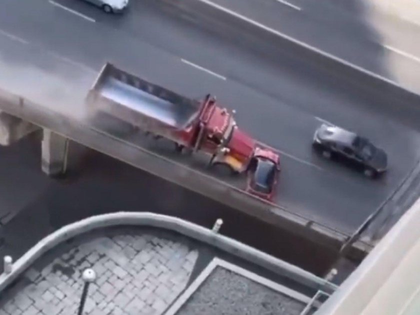 Тягач тащит фуру