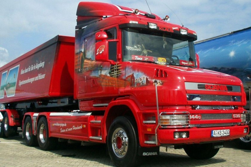 Капотная Скания тягач