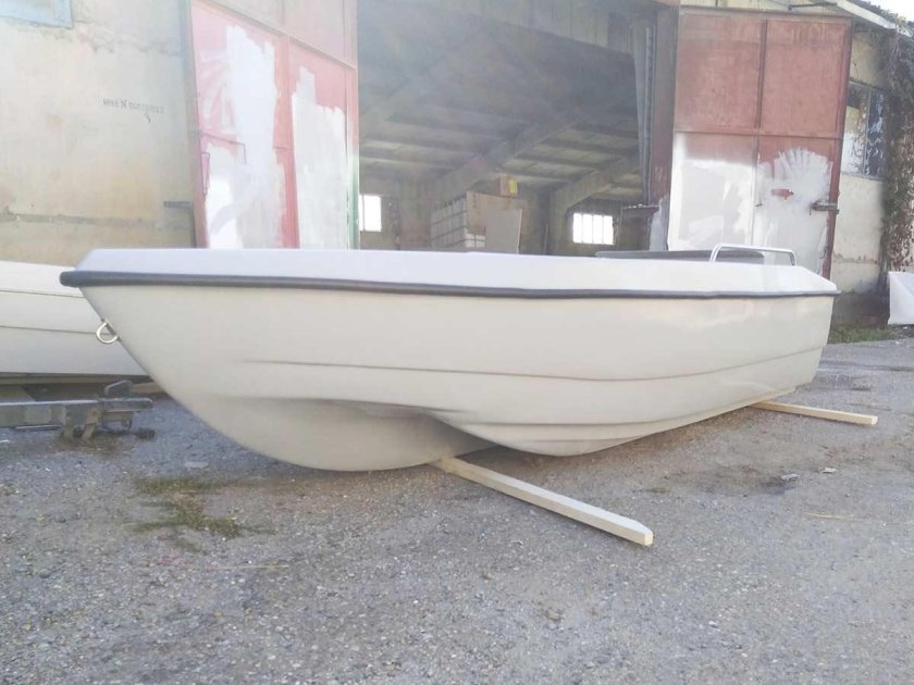 Стеклопластиковая лодка Лиман 380 (тримаран)