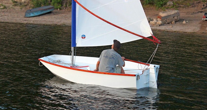 Парусная лодка швертбот
