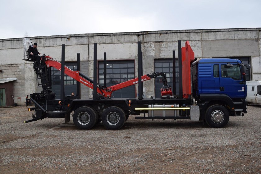 Лесовоз с манипулятором