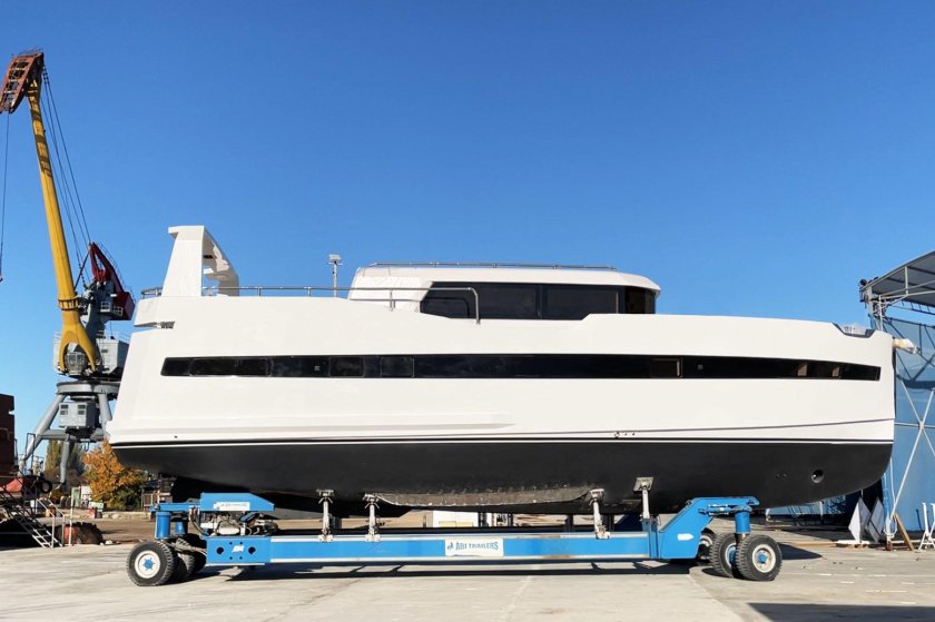 Моторный катамаран