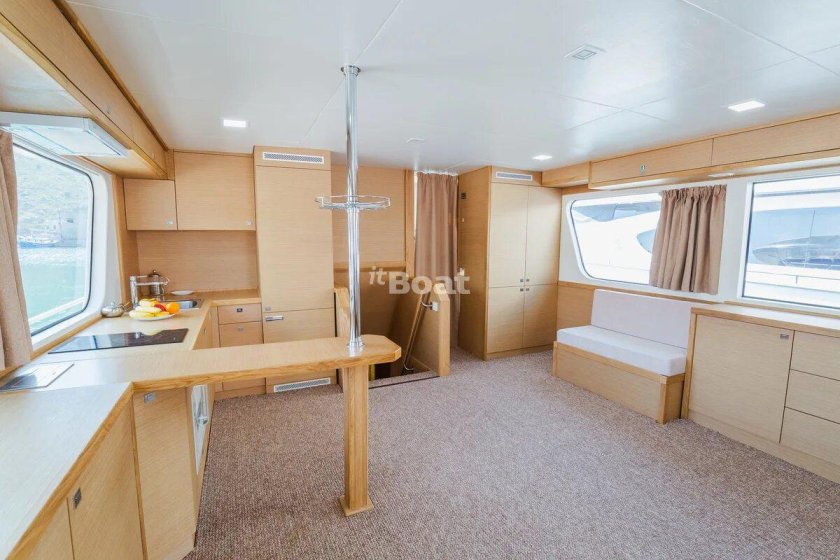 Яхта моторная