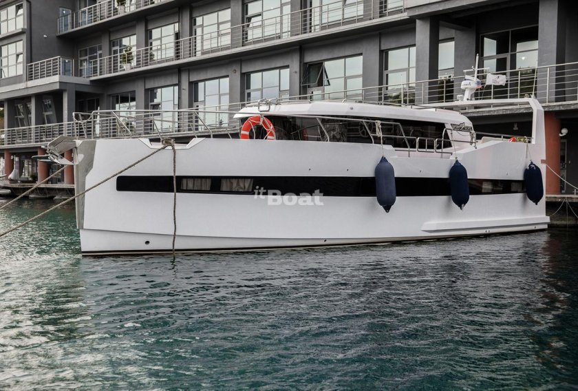 Моторный катамаран