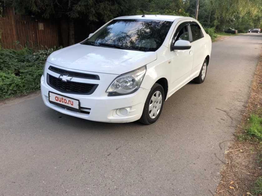Шевроле кобальт белый