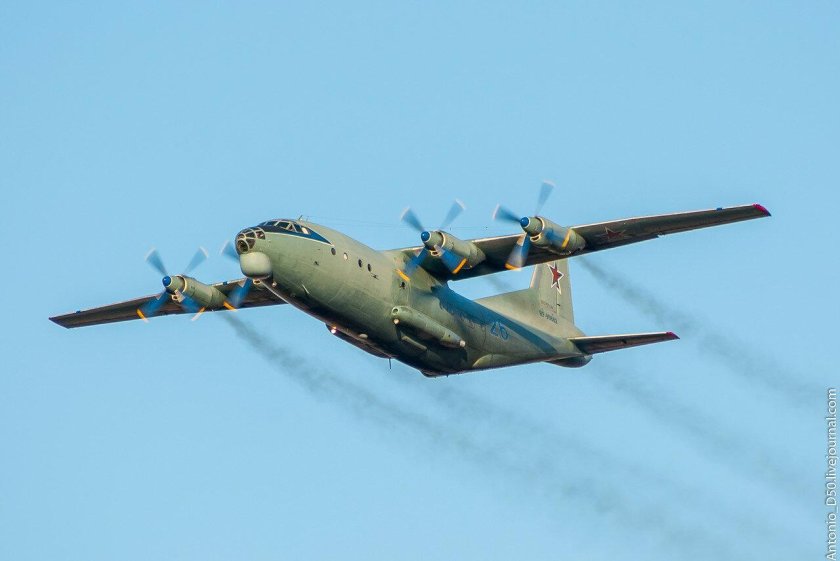 АН-12 военно-транспортный самолёт