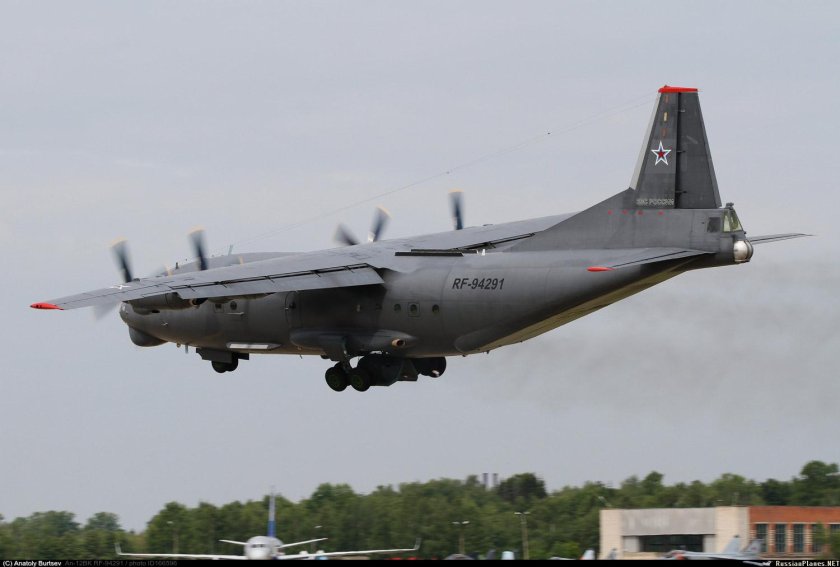 АН-12 транспортный самолёт