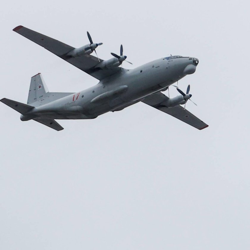 АН-12 на посадке