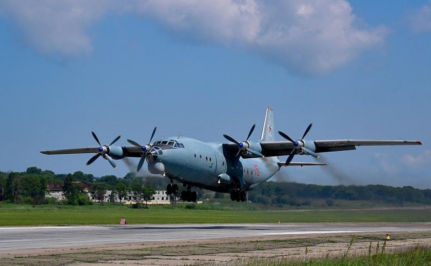 Военный самолет АН 12