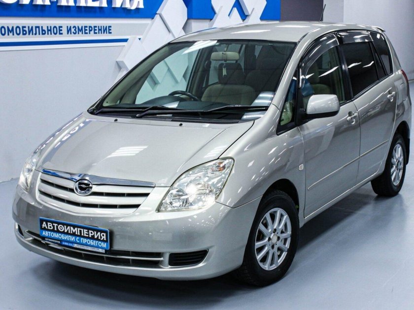 Тойота Спасио серебристая
