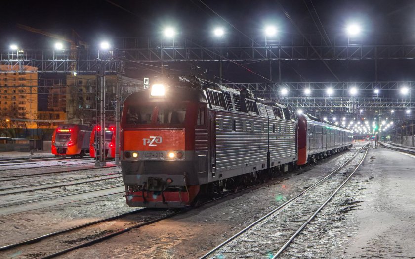 Локомотив поезд