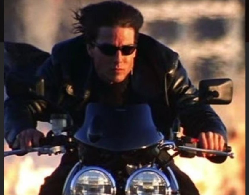 Том Круз на мотоцикле