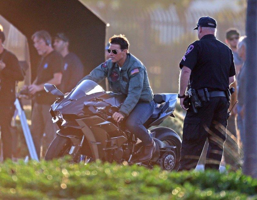 Том Круз на мотоцикле