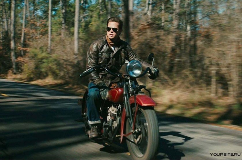 Бенджамин Баттон на мотоцикле