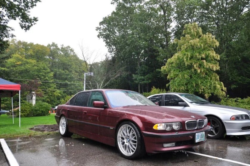 BMW e38 красная