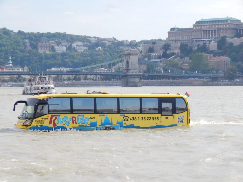 Плавающий автобус в Будапеште