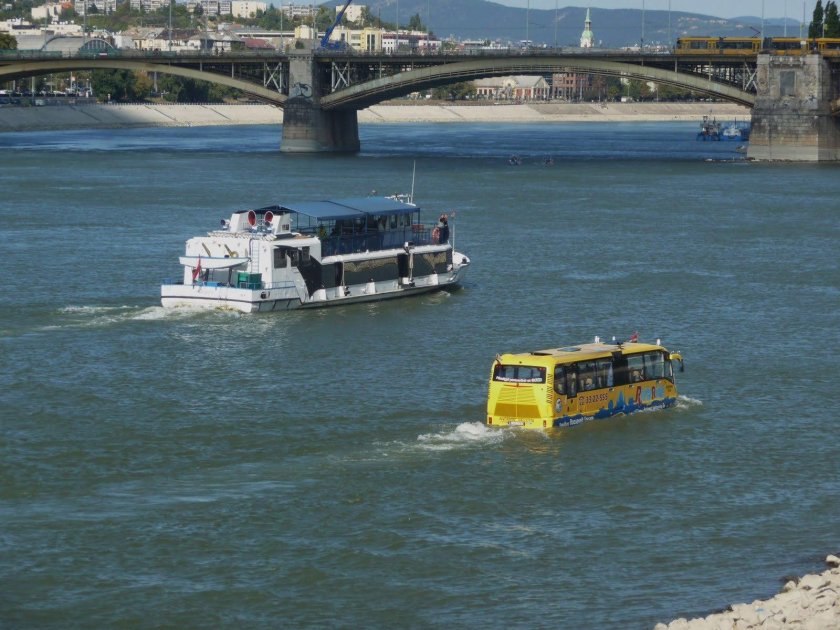 Плавающий автобус