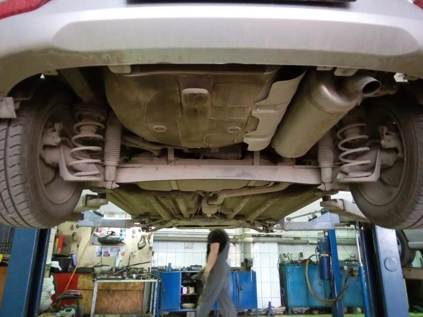 Киа Рио 3 на подъемнике