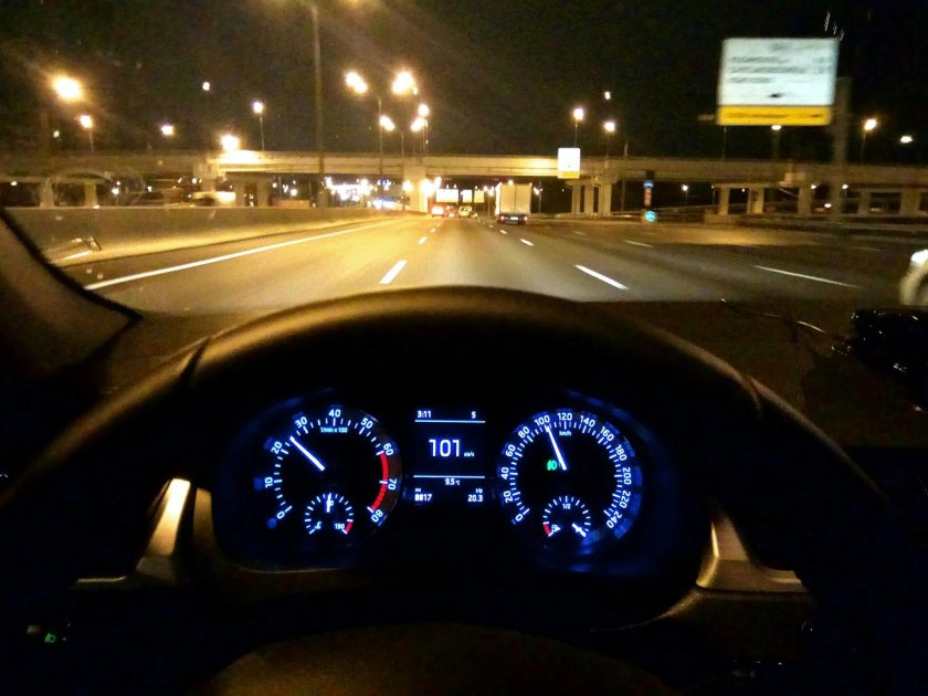 Шкода Рапид ночью