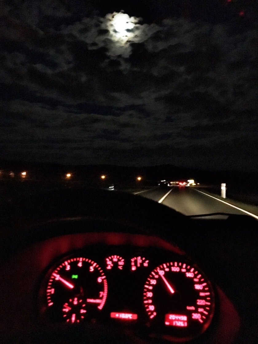 Машина ночью на дороге