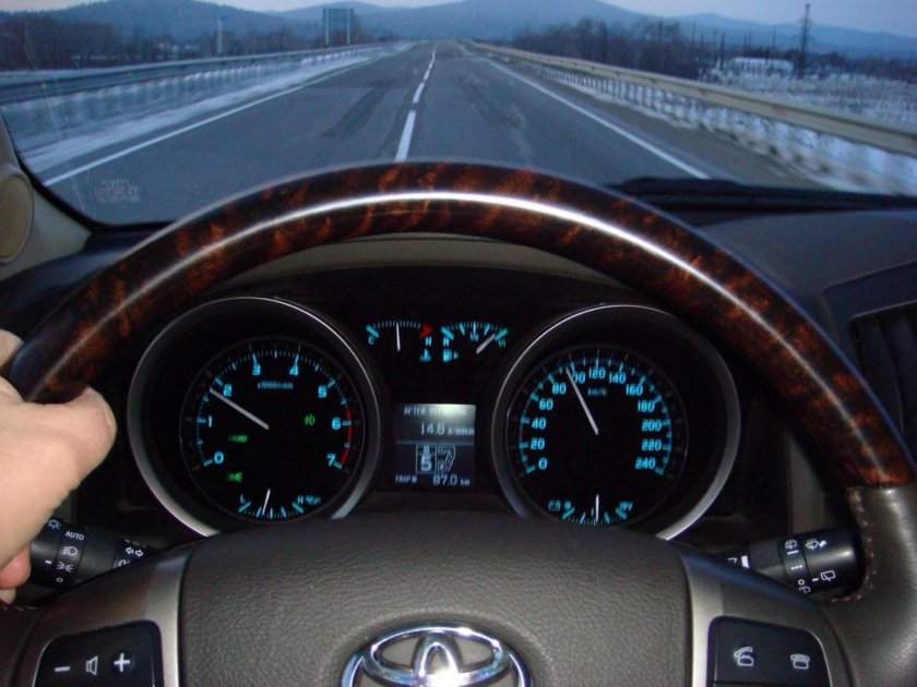 Тойота ленд Крузер 200 за рулем