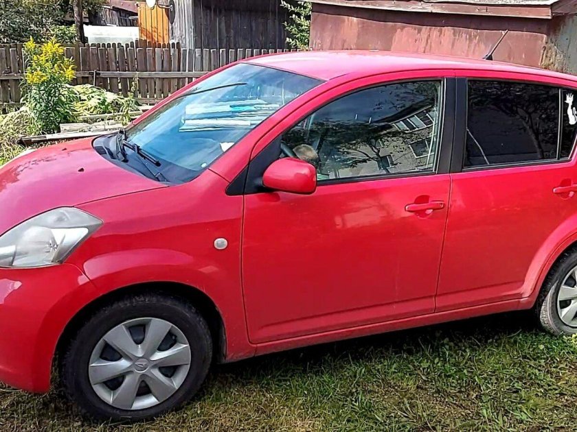 Daihatsu красный
